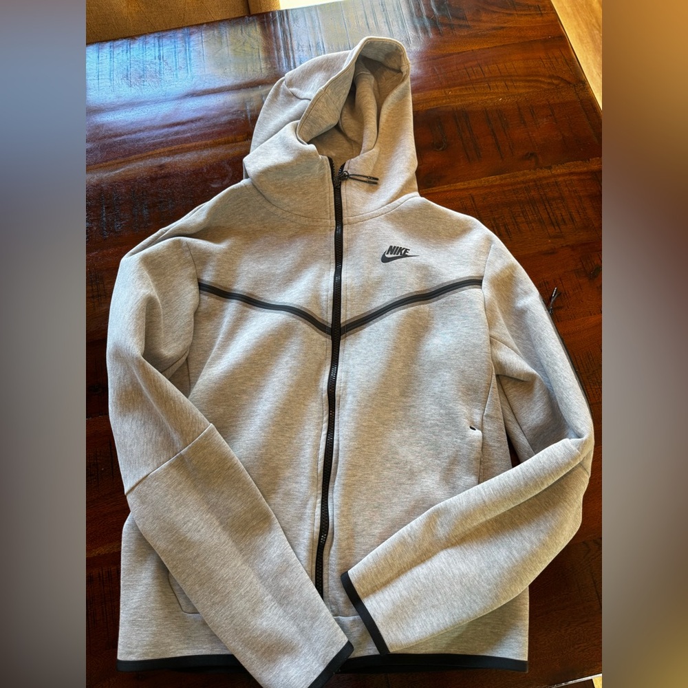 Mens NIKE TECH size SMALL